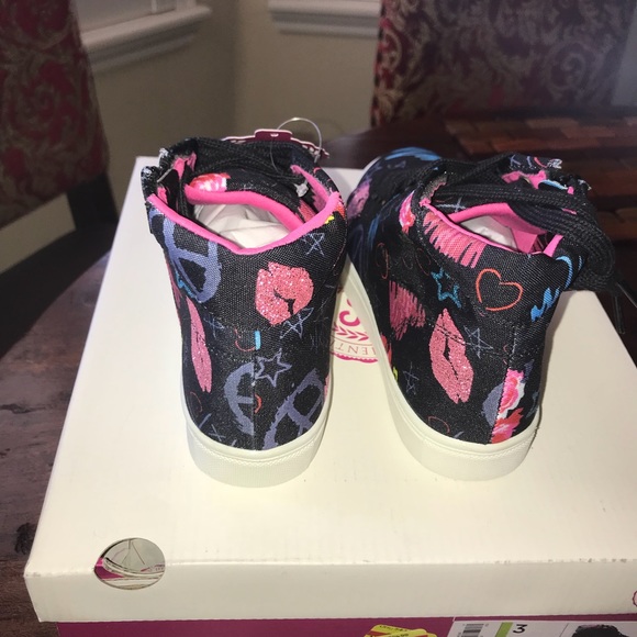 SO black high tops sneakers with a easy zip - Picture 4 of 5